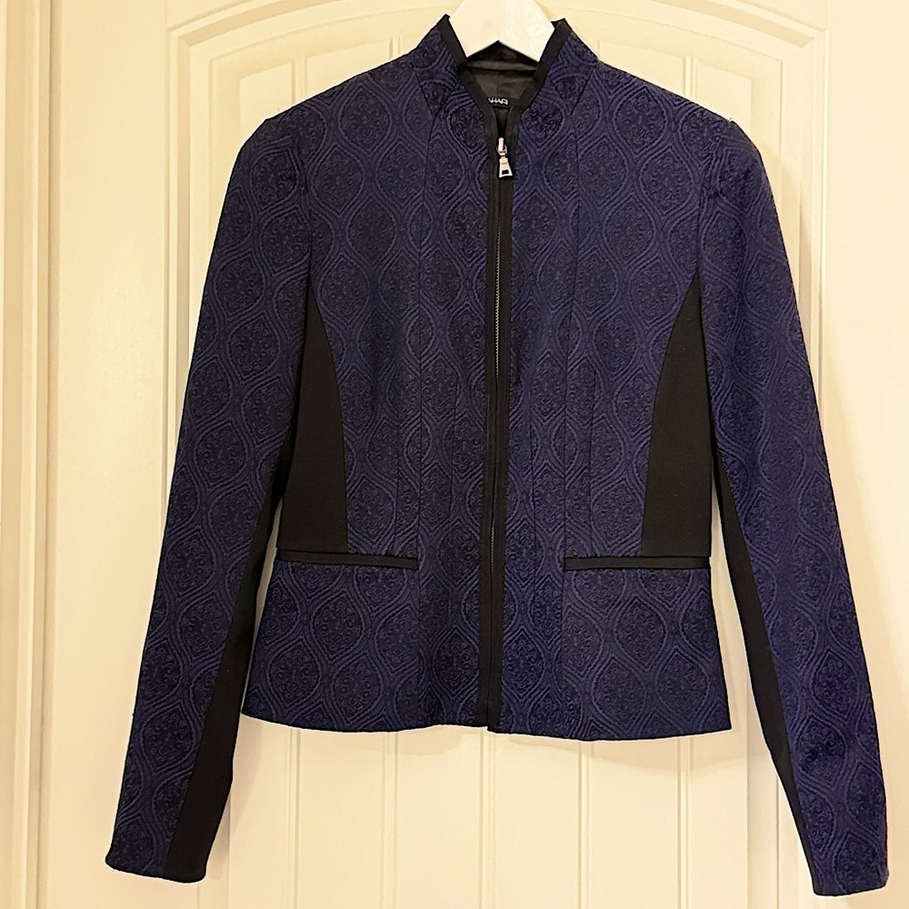 Beautiful, as good as new Tahari blazer jacket.